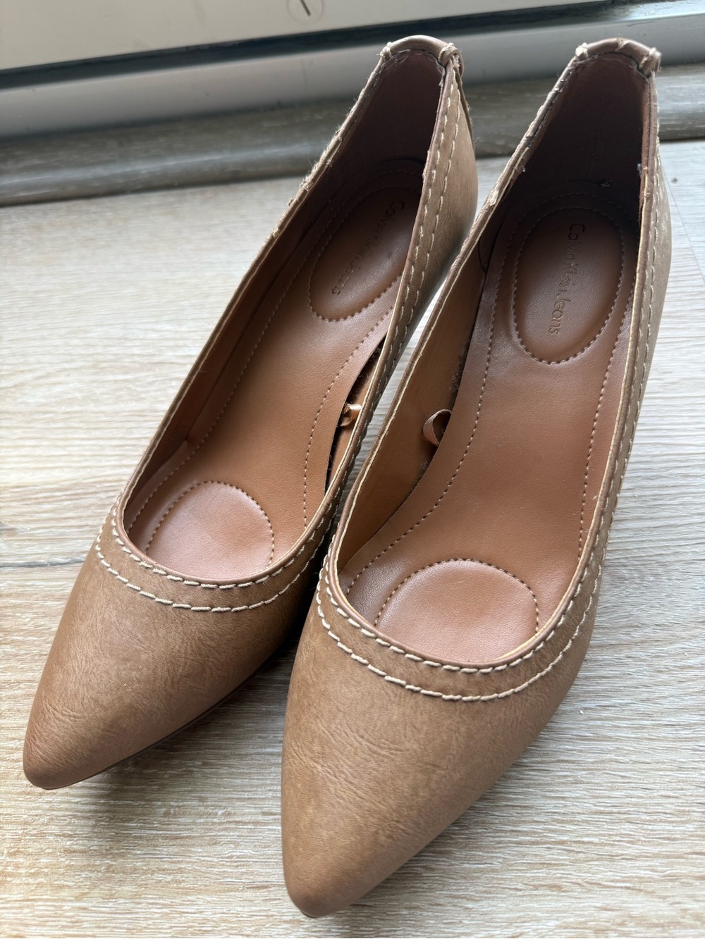 Calvin Klein Jeans 7.5 Brown Stitched Kitten Heel Pumps Pointed Toe Y2K Boho